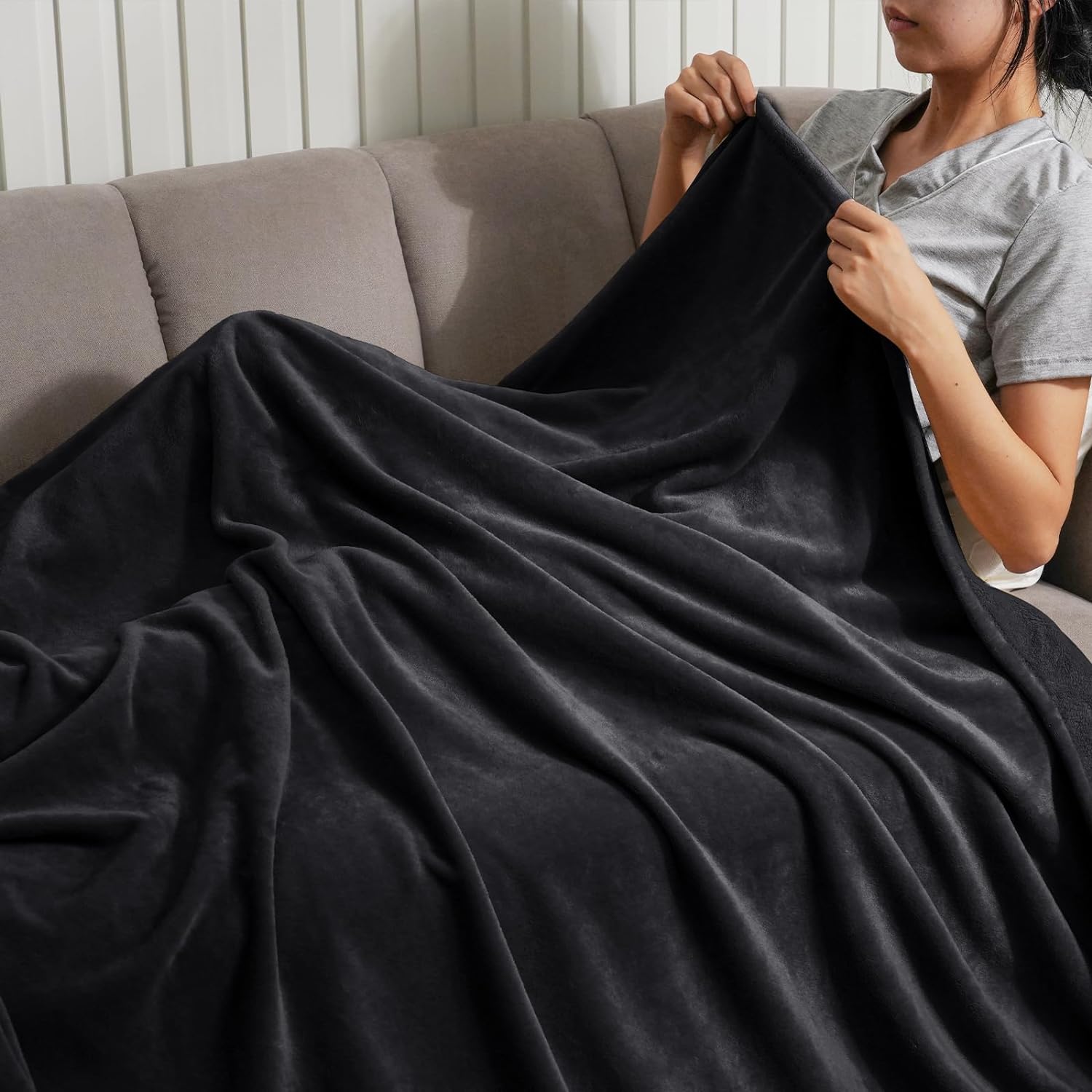 PHF Ultra Soft Fleece Throw Blanket, No Shed No Pilling Luxury Plush Cozy 300GSM Lightweight Blanket for Bed, Couch, Chair, Sofa Suitable for All Season, 50 x 60, Black