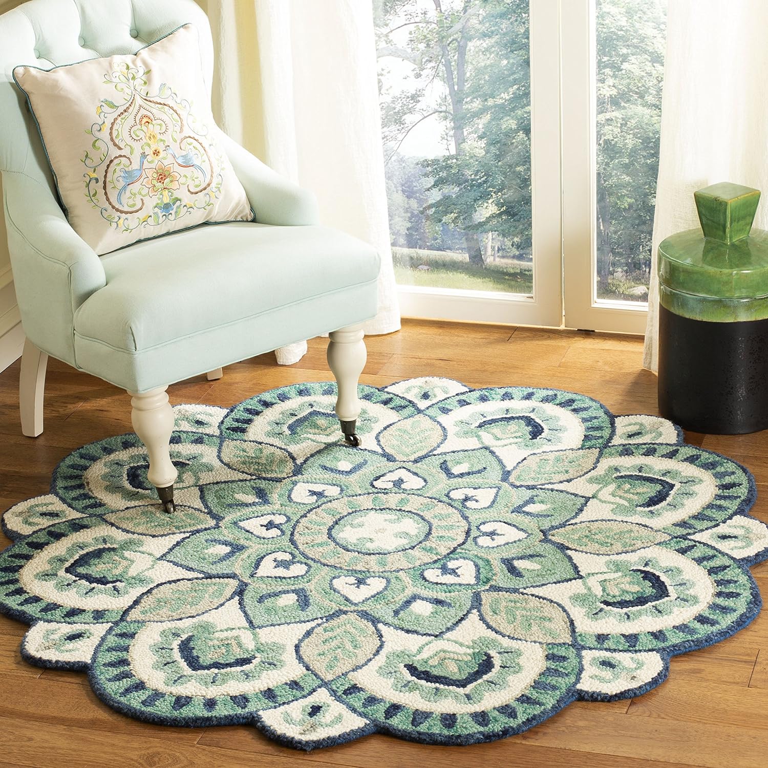 SAFAVIEH Novelty Collection Area Rug - 6' Round, Ivory & Blue, Handmade Boho Floral Rustic Country Wool, Ideal for High Traffic Areas in Living Room, Bedroom (NOV604M)